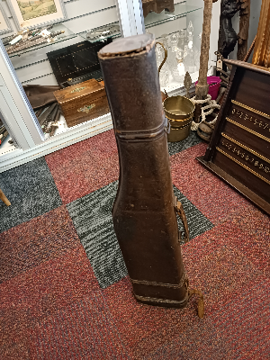 Explore our collection of Vintage Leather Gun Slips, measuring at 80 cm long. Enhance your hunting experience. Grab yours now.