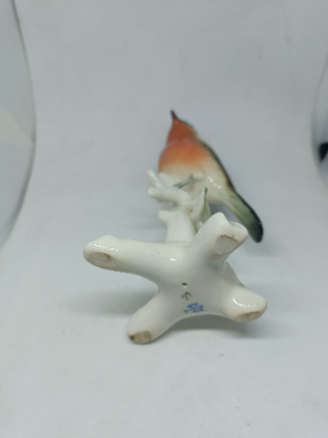 Discover our rare ceramic Robin on the branch by Karl Ens, a renowned German porcelain maker. Buy this 1867-1940 antique, 16cm high and in superb condition now.