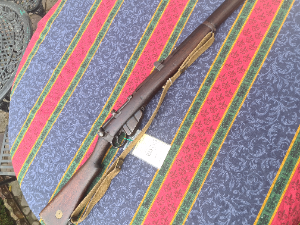 Discover our 1917 Ishapore .303 SMLE rifle, with sling, serial number 19044A. Comes deactivated with certificate. Add a bayonet for just £100 more. Shop now!