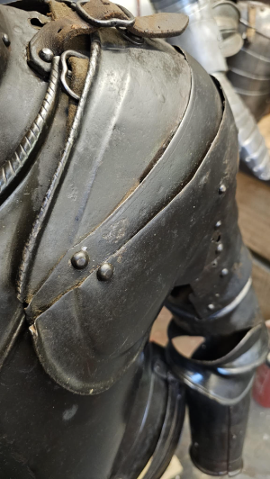 Discover our range of 16th-century Italian/Flemish armory including cuirass with some restoration. Buy our 19th-century helmet, vambraces, pauldrons, and tassets today.