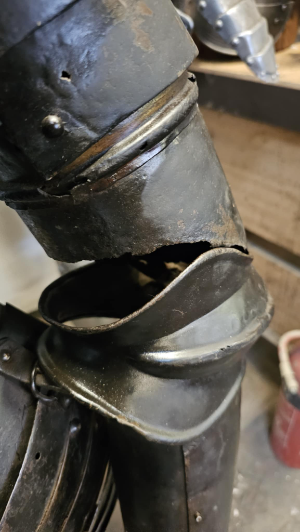 Discover our range of 16th-century Italian/Flemish armory including cuirass with some restoration. Buy our 19th-century helmet, vambraces, pauldrons, and tassets today.