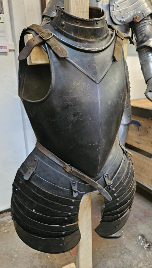 Discover our range of 16th-century Italian/Flemish armory including cuirass with some restoration. Buy our 19th-century helmet, vambraces, pauldrons, and tassets today.