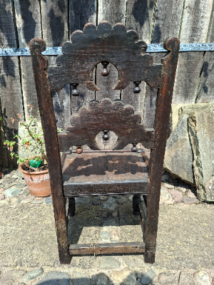 Discover our 17th century Derbyshire chair, carved from dark oak. Perfectly preserved, size H 103 x W 49 D 41 cm. Buy now for an antique touch!