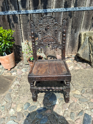 Discover our 17th century Derbyshire chair, carved from dark oak. Perfectly preserved, size H 103 x W 49 D 41 cm. Buy now for an antique touch!