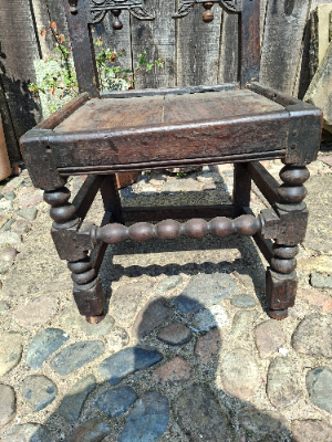 Discover our 17th century Derbyshire chair, carved from dark oak. Perfectly preserved, size H 103 x W 49 D 41 cm. Buy now for an antique touch!