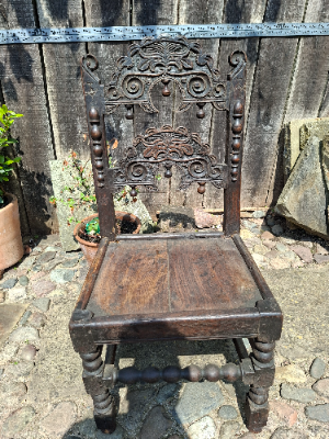 Discover our 17th century Derbyshire chair, carved from dark oak. Perfectly preserved, size H 103 x W 49 D 41 cm. Buy now for an antique touch!