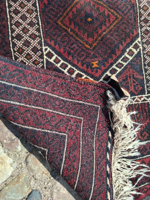 Discover our dark red Persian rug with a stunning geometric design. Sized at 136x78cm, it's perfect for any room. Shop now to add elegance to your décor!