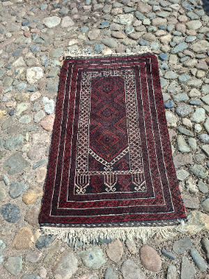 Discover our dark red Persian rug with a stunning geometric design. Sized at 136x78cm, it's perfect for any room. Shop now to add elegance to your décor!