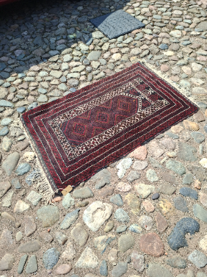 Discover our dark red Persian rug with a stunning geometric design. Sized at 136x78cm, it's perfect for any room. Shop now to add elegance to your décor!