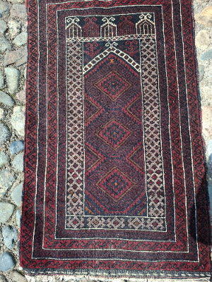 Discover our dark red Persian rug with a stunning geometric design. Sized at 136x78cm, it's perfect for any room. Shop now to add elegance to your décor!
