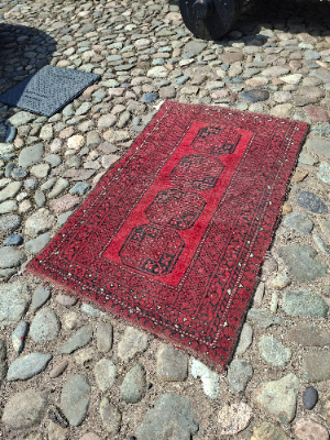 Discover our red Bokhara rug, perfectly sized at 129x81cm for any room. Ideal for adding a vibrant, unique touch. Order yours today and transform your space!