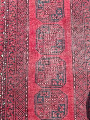 Discover our red Bokhara rug, perfectly sized at 129x81cm for any room. Ideal for adding a vibrant, unique touch. Order yours today and transform your space!