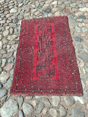 Discover our red Bokhara rug, perfectly sized at 129x81cm for any room. Ideal for adding a vibrant, unique touch. Order yours today and transform your space!
