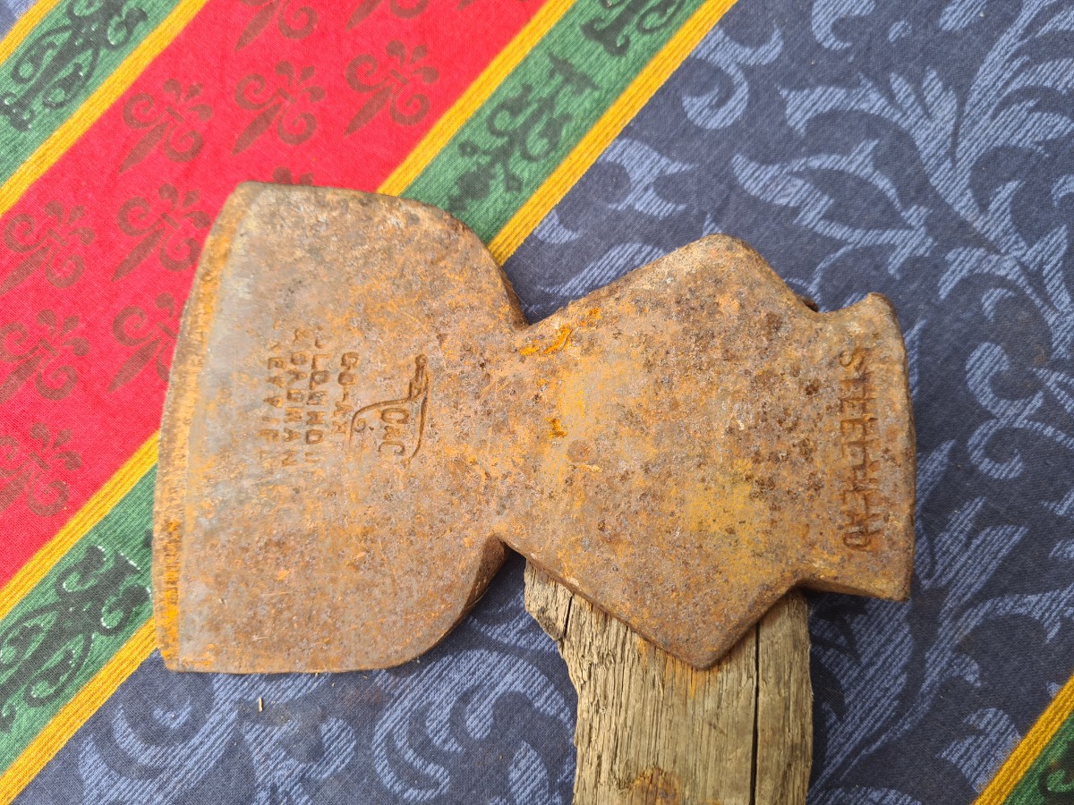 Discover our 19th century wood axe collection, with a robust 64 cm handle. Shop now to add historical elegance to your toolkit! You won't be disappointed.