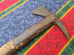 Discover our collection of WWII memorabilia, featuring a beautiful Fire Auxiliary Service fireman's axe. Uncover its origins and unique specifications today!