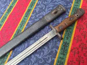 Discover our classic 1916 Sanderson 1907 SMLE bayonet, meticulously bend-tested by Enfield. Browse our collection and buy this historic piece today.