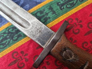 Discover our classic 1916 Sanderson 1907 SMLE bayonet, meticulously bend-tested by Enfield. Browse our collection and buy this historic piece today.