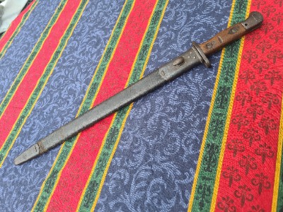 Discover our classic 1916 Sanderson 1907 SMLE bayonet, meticulously bend-tested by Enfield. Browse our collection and buy this historic piece today.