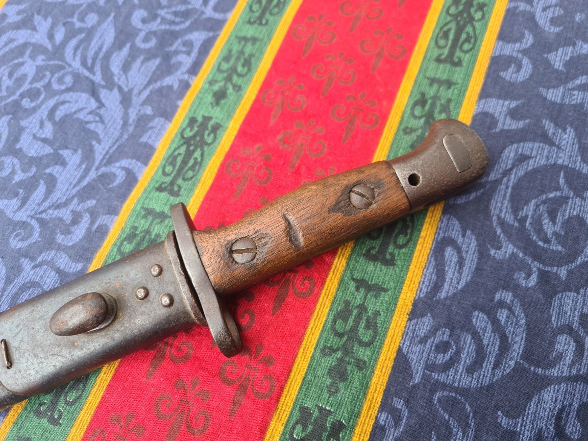 Discover our classic 1916 Sanderson 1907 SMLE bayonet, meticulously bend-tested by Enfield. Browse our collection and buy this historic piece today.