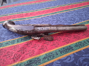 Discover our unique collection of Flintlock Pistols, featuring the exquisite Roe-stamped model with a 180 mm barrel. Get yours today and own a piece of history!