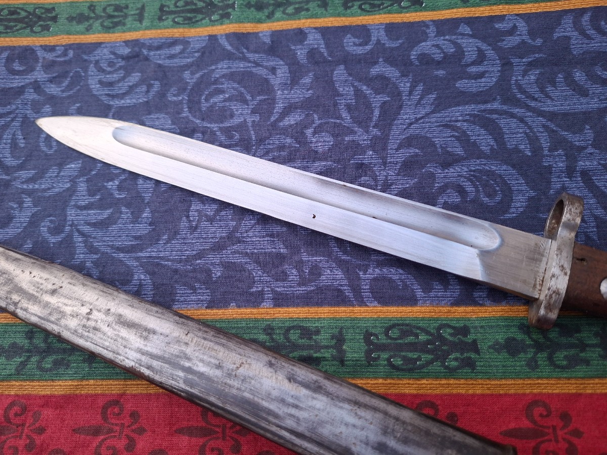 Explore our collection of authentic Mauser Bayonets with unmarked single-edged fullered blades. Shop now and add a 40cm piece with a wooden grip to your collection!