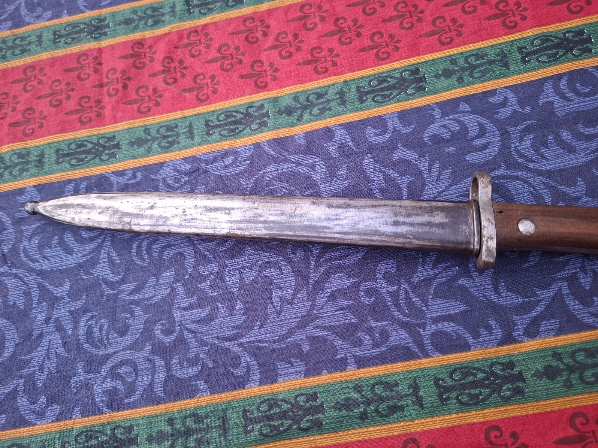 Explore our collection of authentic Mauser Bayonets with unmarked single-edged fullered blades. Shop now and add a 40cm piece with a wooden grip to your collection!