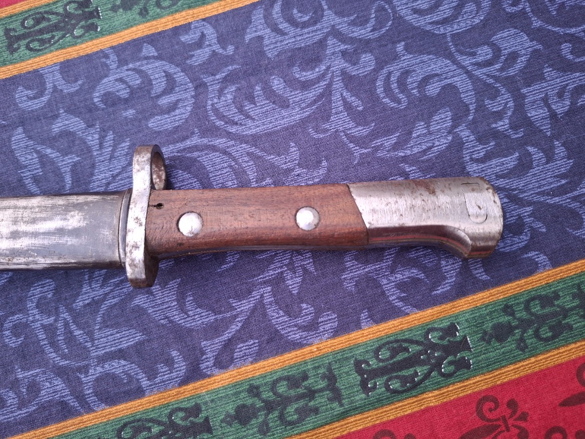 Explore our collection of authentic Mauser Bayonets with unmarked single-edged fullered blades. Shop now and add a 40cm piece with a wooden grip to your collection!