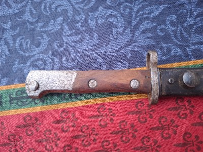 Explore our collection of authentic Mauser Bayonets with unmarked single-edged fullered blades. Shop now and add a 40cm piece with a wooden grip to your collection!