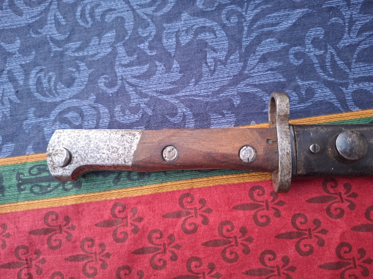 Explore our collection of authentic Mauser Bayonets with unmarked single-edged fullered blades. Shop now and add a 40cm piece with a wooden grip to your collection!