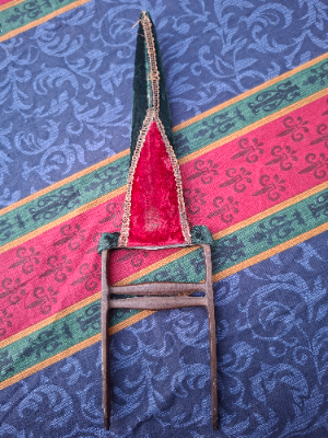 Discover our collection of Indian Katar daggers! Features include a 34cm double-edged blade, unique red & green velvet scabbard. Shop now and add authenticity to your collection!