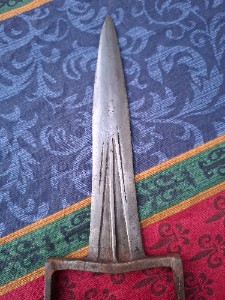 Discover our collection of Indian Katar daggers! Features include a 34cm double-edged blade, unique red & green velvet scabbard. Shop now and add authenticity to your collection!