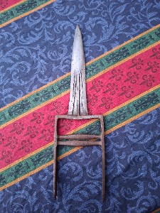 Discover our collection of Indian Katar daggers! Features include a 34cm double-edged blade, unique red & green velvet scabbard. Shop now and add authenticity to your collection!