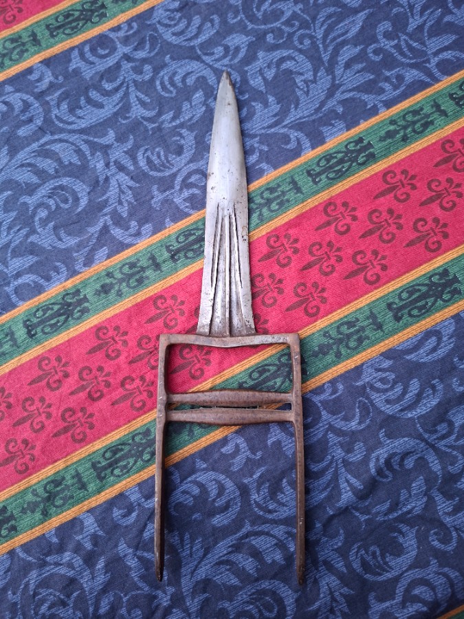 Discover our collection of Indian Katar daggers! Features include a 34cm double-edged blade, unique red & green velvet scabbard. Shop now and add authenticity to your collection!