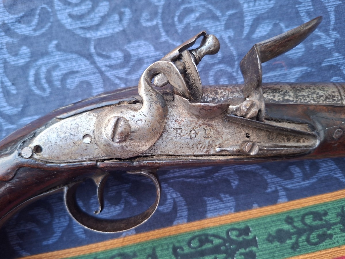 Discover our unique collection of Flintlock Pistols, featuring the exquisite Roe-stamped model with a 180 mm barrel. Get yours today and own a piece of history!