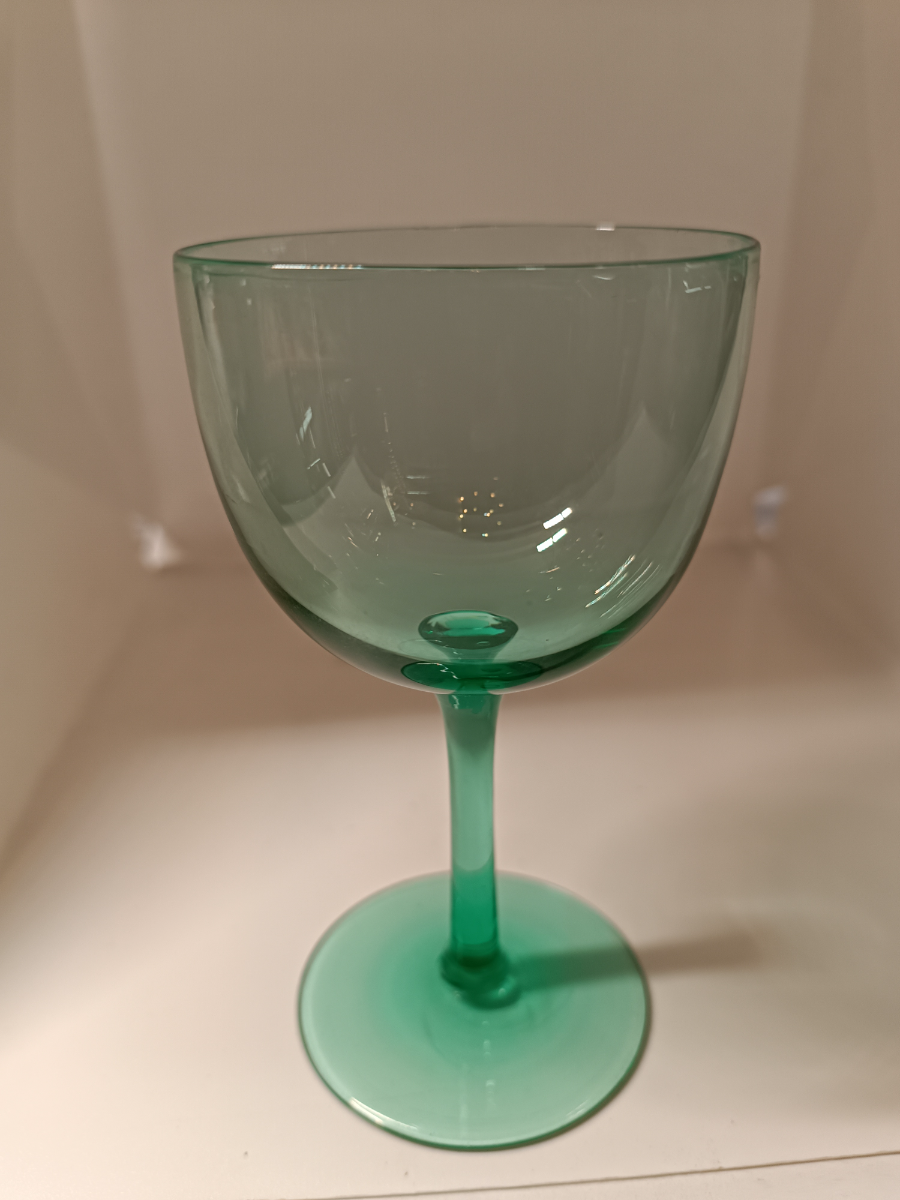 Discover the charm of a 19th-century plain Victorian uranium drinking glass. Glow in history, 12cm tall, preserved pontil marks. Buy now!