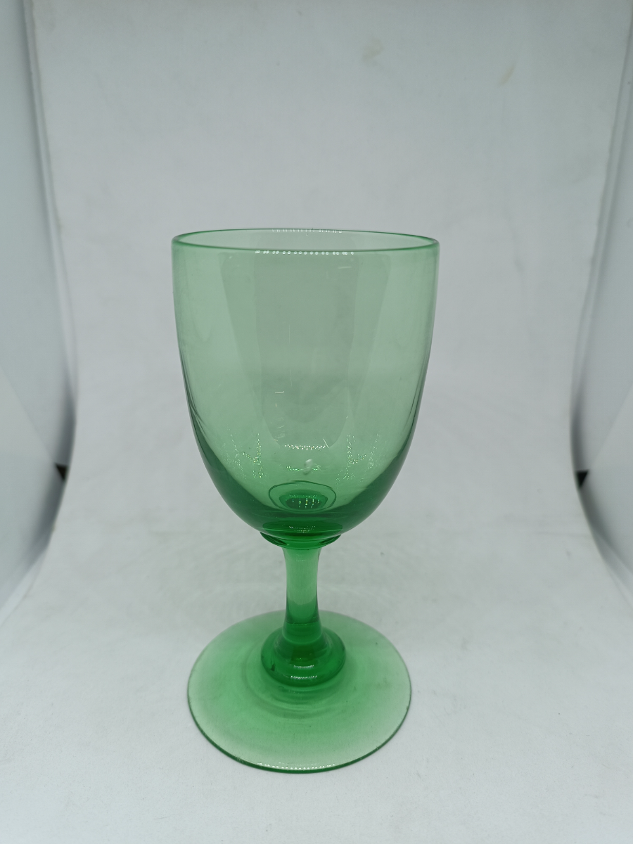 Explore our collection of 19th century 6 uranium drinking glasses, 13cm high & in good condition. Act now to add these historical pieces to your collection!