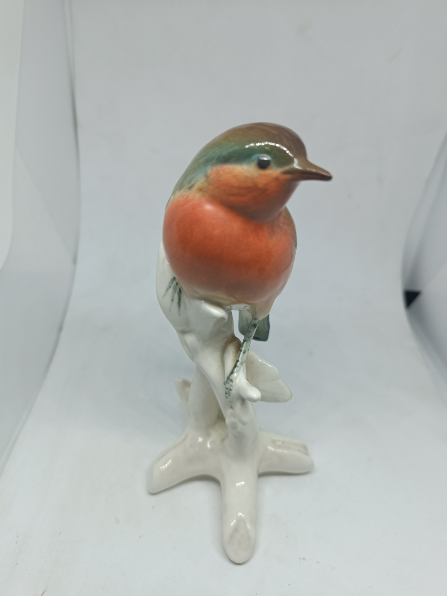 Discover our rare ceramic Robin on the branch by Karl Ens, a renowned German porcelain maker. Buy this 1867-1940 antique, 16cm high and in superb condition now.