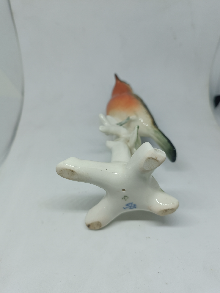 Discover our rare ceramic Robin on the branch by Karl Ens, a renowned German porcelain maker. Buy this 1867-1940 antique, 16cm high and in superb condition now.