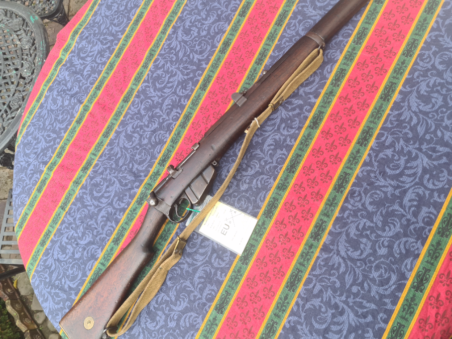 Discover our 1917 Ishapore .303 SMLE rifle, with sling, serial number 19044A. Comes deactivated with certificate. Add a bayonet for just £100 more. Shop now!