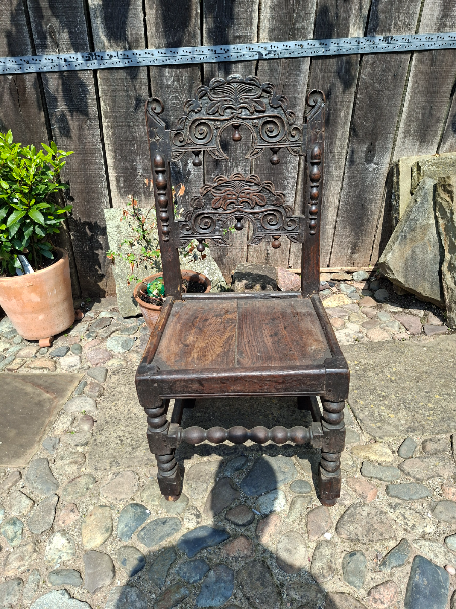 Discover our 17th century Derbyshire chair, carved from dark oak. Perfectly preserved, size H 103 x W 49 D 41 cm. Buy now for an antique touch!