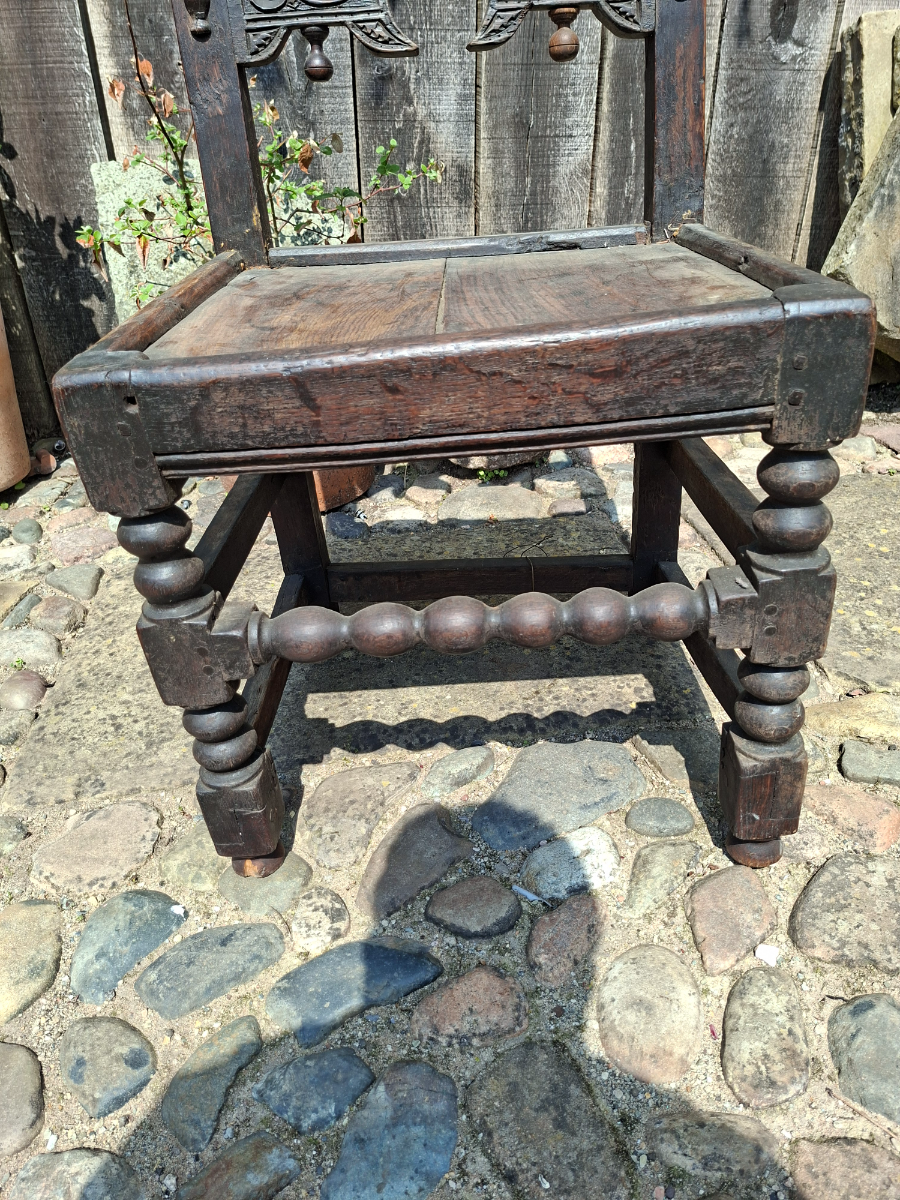 Discover our 17th century Derbyshire chair, carved from dark oak. Perfectly preserved, size H 103 x W 49 D 41 cm. Buy now for an antique touch!