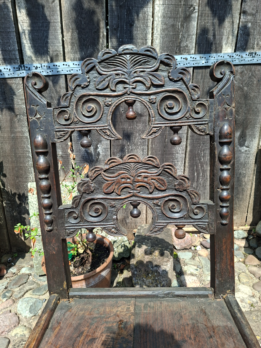 Discover our 17th century Derbyshire chair, carved from dark oak. Perfectly preserved, size H 103 x W 49 D 41 cm. Buy now for an antique touch!