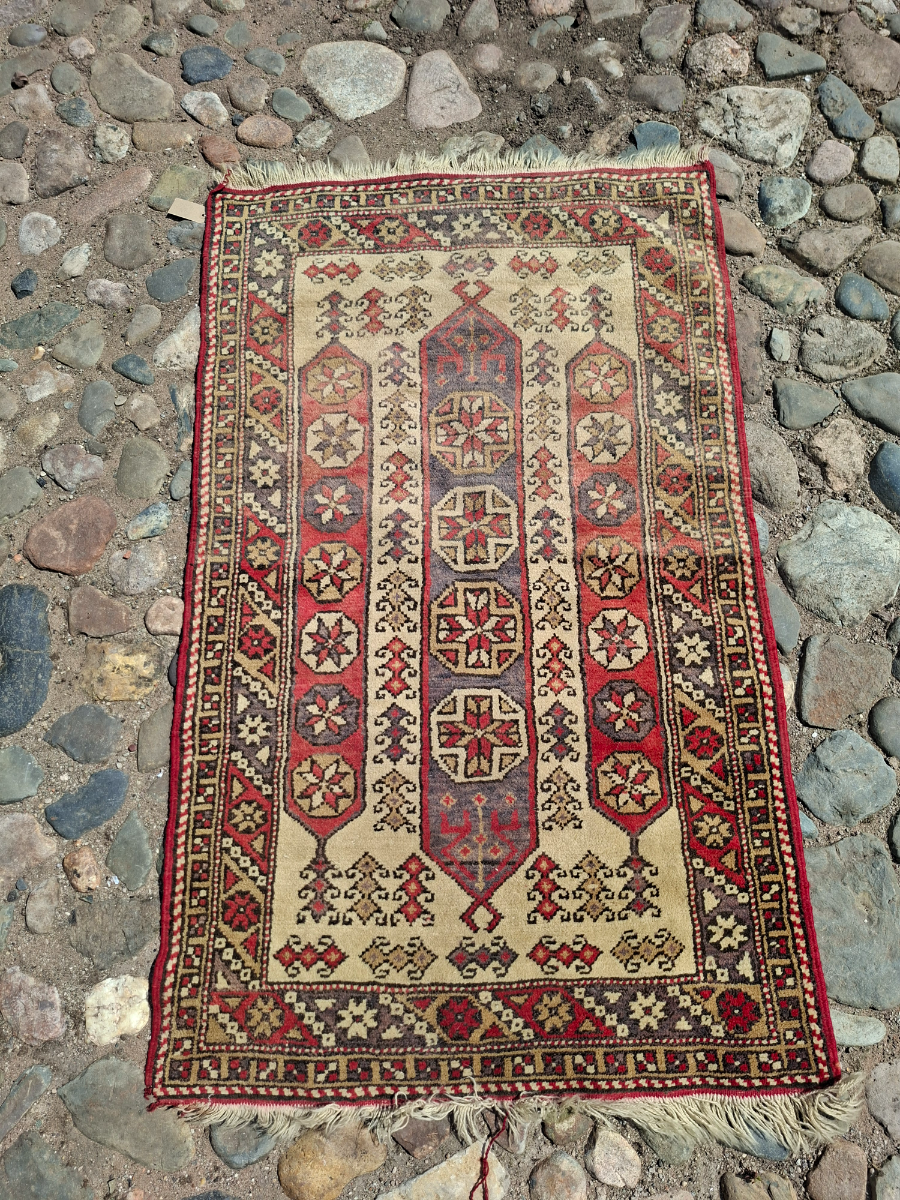 Discover our exquisite Antique Red Persian Rug, sized 145x85 cm. Dive into a world of luxuriant textiles and order your piece of history today.
