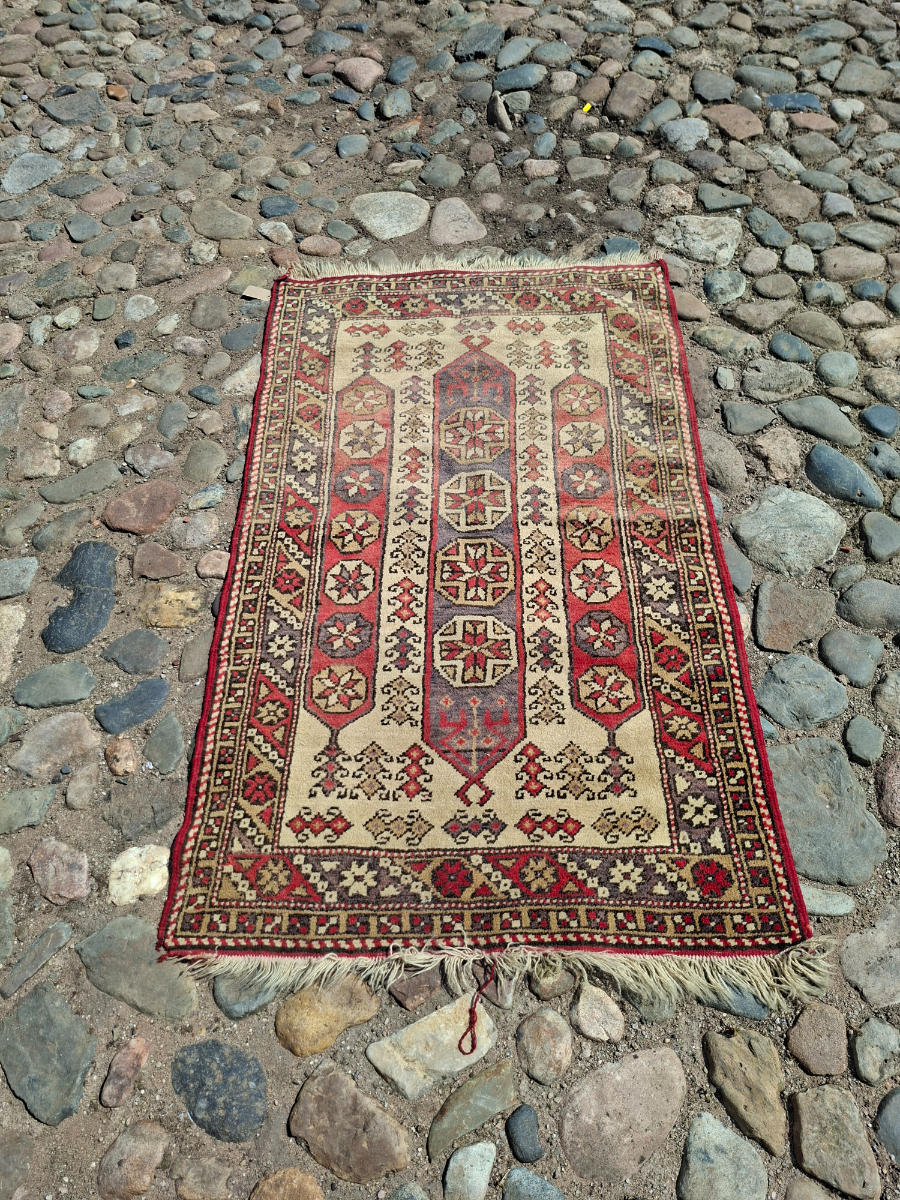 Discover our exquisite Antique Red Persian Rug, sized 145x85 cm. Dive into a world of luxuriant textiles and order your piece of history today.