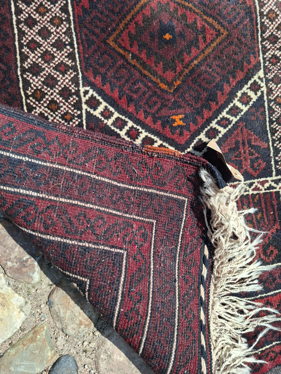 Discover our dark red Persian rug with a stunning geometric design. Sized at 136x78cm, it's perfect for any room. Shop now to add elegance to your décor!