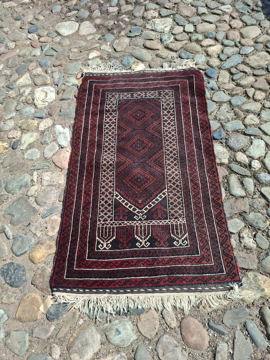 Discover our dark red Persian rug with a stunning geometric design. Sized at 136x78cm, it's perfect for any room. Shop now to add elegance to your décor!