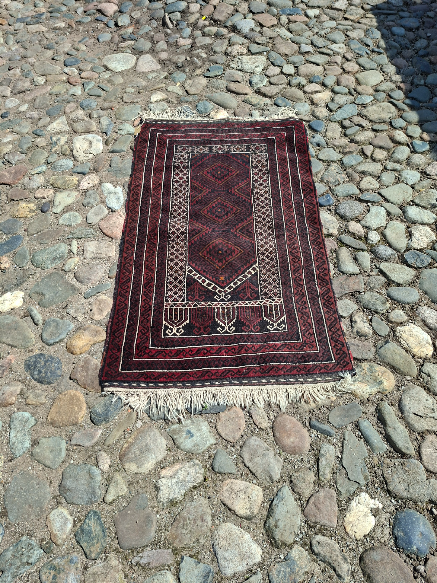 Discover our dark red Persian rug with a stunning geometric design. Sized at 136x78cm, it's perfect for any room. Shop now to add elegance to your décor!