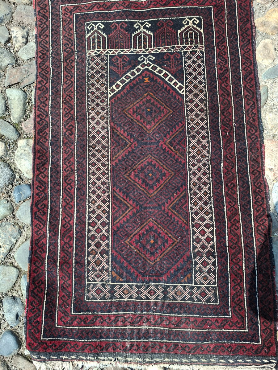Discover our dark red Persian rug with a stunning geometric design. Sized at 136x78cm, it's perfect for any room. Shop now to add elegance to your décor!
