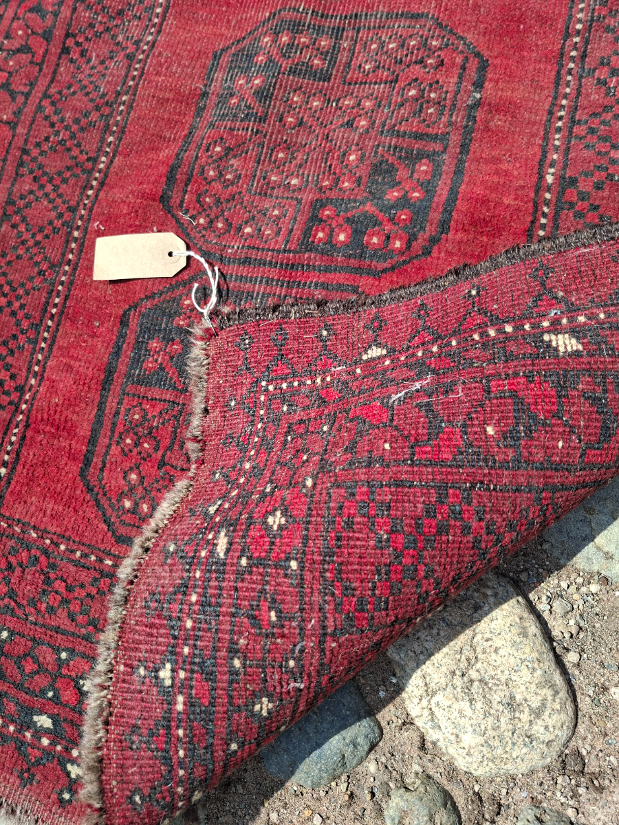 Discover our red Bokhara rug, perfectly sized at 129x81cm for any room. Ideal for adding a vibrant, unique touch. Order yours today and transform your space!