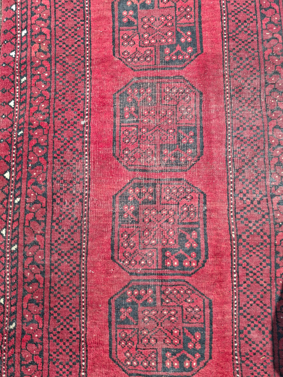Discover our red Bokhara rug, perfectly sized at 129x81cm for any room. Ideal for adding a vibrant, unique touch. Order yours today and transform your space!
